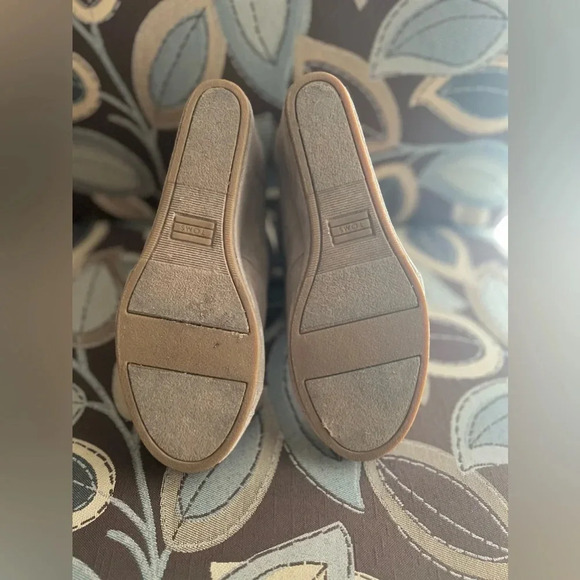 TOMS • Beige Suede Wedge Shoe Booties‎ SIZE 9 - Picture 7 of 10